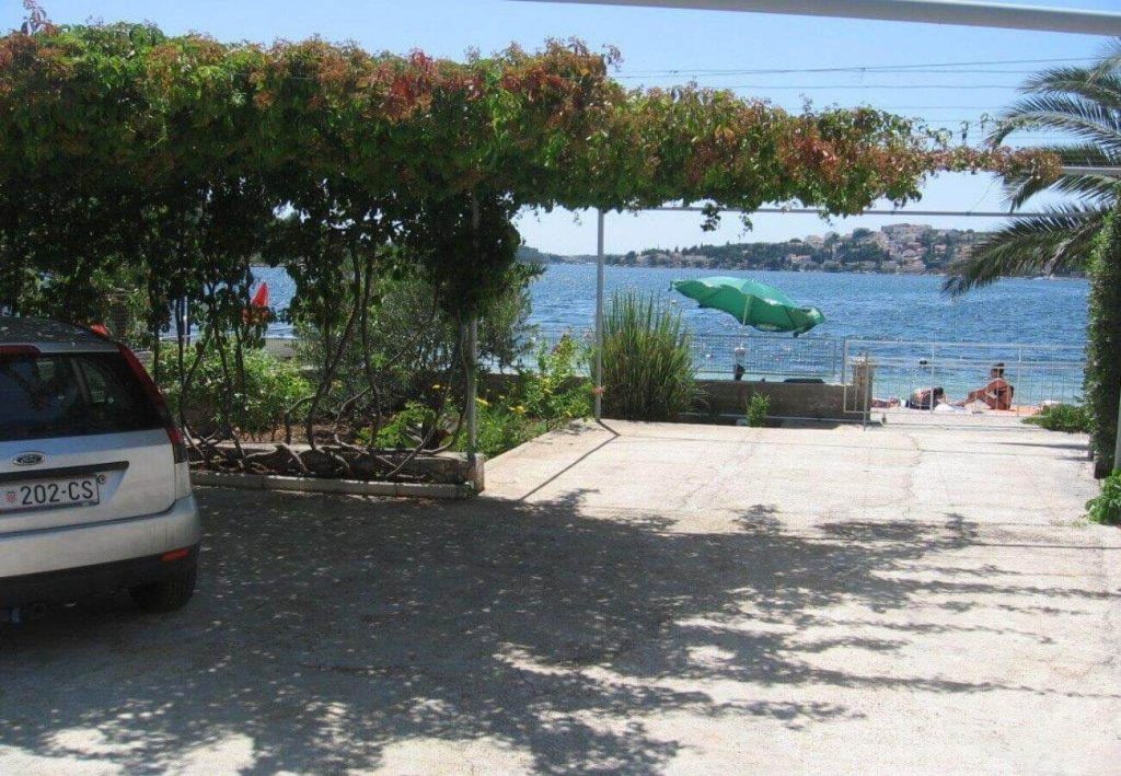 rogoznica beach house parking